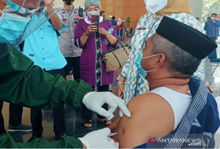 9017-persen-tenaga-kesehatan-di-sultra-sudah-divaksin-covid-19-2208032-rev1.jpg