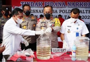 polda-kalteng-musnahkan-760-gram-sabu-milik-15-tersangka-220803o-rev1.jpg