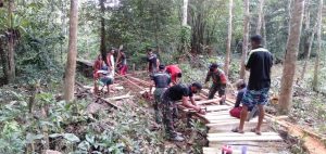 bersama-warga-prajurit-satgas-yonif-642-perbaiki-jembatanyang-rusak-akibat-banjir-2208033-rev1.jpg