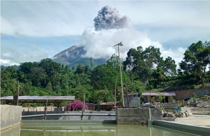 guguran-abu-gunung-sinabung-teramati-dengan-jarak-luncur-1500-meter-220803r-rev1.jpg
