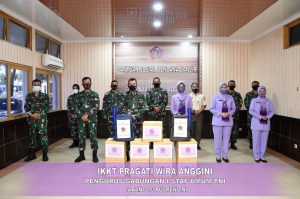 ketua-ikkt-cabang-10-puspen-tni-berikan-bantuan-sosial-kepada-korban-banjir-220803u-rev1.jpg