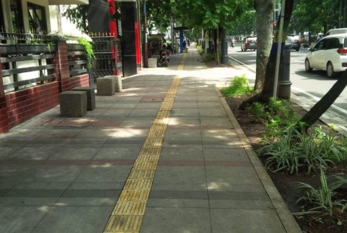 dinas-perkim-oku-bangun-jalur-khusus-pejalan-kaki-220803r-rev1.jpg