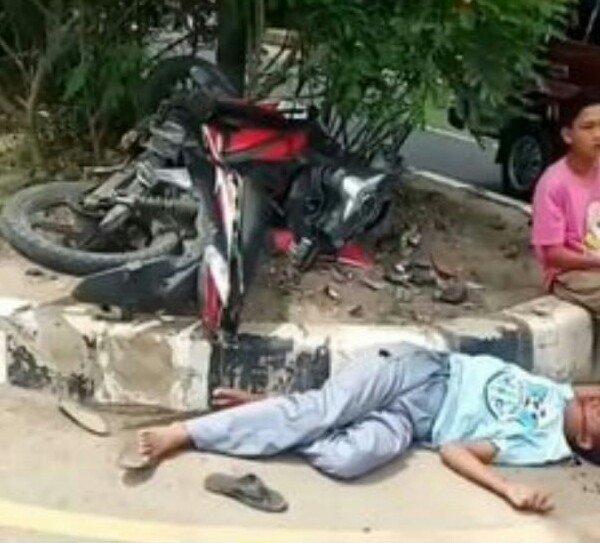 viral-dimedia-sosial-pengendara-motor-boti-tabrak-trotoar-220803p-rev1.jpg