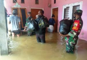 personel-tni-bantu-warga-btn-sentani-terdampak-banjir-2208038-rev1.jpg