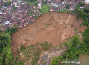 pemkab-garut-libatkan-tim-pvmbg-untuk-relokasi-korban-longsor-cilawu-220803n-rev1.jpg