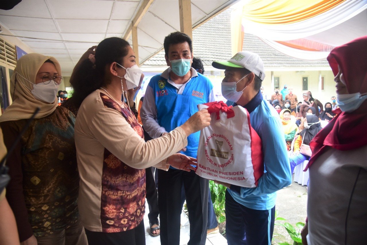 feby-deru-gencarkan-imbauan-5m-kepada-lansia-di-sumsel-220803g-rev1.jpg
