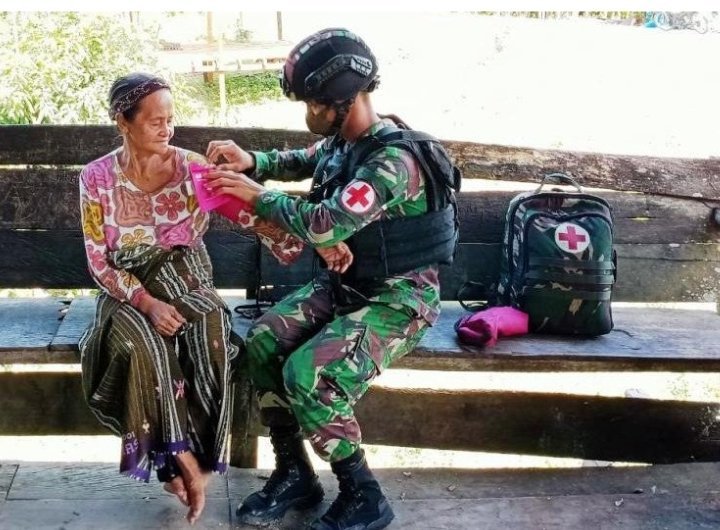 satgas-tni-berikan-layanan-kesehatan-warga-di-perbatasan-ri-png-220806f-rev2.jpg