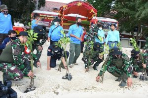 danjen-kopassus-tanam-500-mangrove-dan-bagikan-sembako-di-pulau-karya-2208067-rev2.jpg