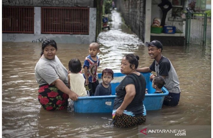 bpbd-139-rt-terdampak-dan-1380-jiwa-mengungsi-akibat-banjir-jakarta-2208063-rev2.jpg