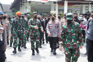 panglima-tni-dan-kapolri-tinjau-pelaksanaan-ppkm-skala-mikrodi-yogyakarta-220806b-rev2.jpg