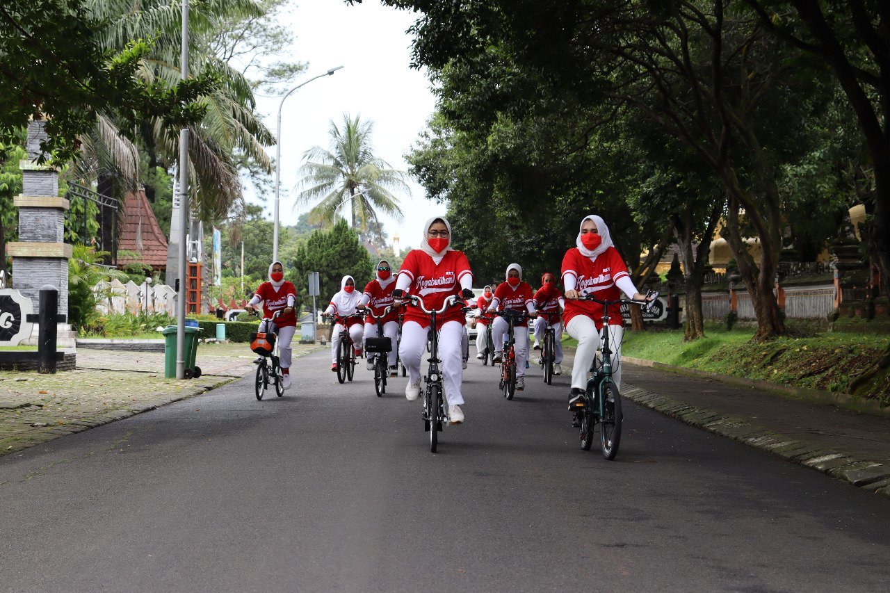 jaga-imunitas-di-saat-pandemi-covid-19-ketua-ikkt-pwa-cab-bs-xii-kogabwilhan-ii-ajak-gowes-bareng-2208063-rev2.jpg