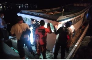 basarnas-ternate-selamatkan-dua-warga-di-perairan-sanana-buru-220806a-rev1.jpg