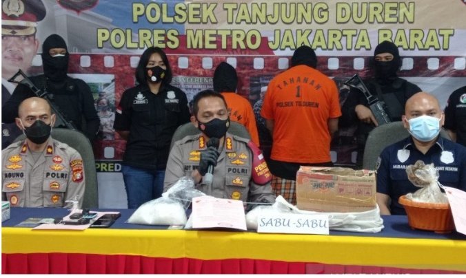 polisi-tangkap-dua-pengedar-selundupkan-sabu-di-tangki-bensin-mobil-2208068-rev1.jpg