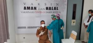 wako-pagaralam-didampingi-istri-lakukan-vaksin-ke-dua-masyarakat-diminta-jangan-lagi-ada-penolakan-220806y-rev1.jpg