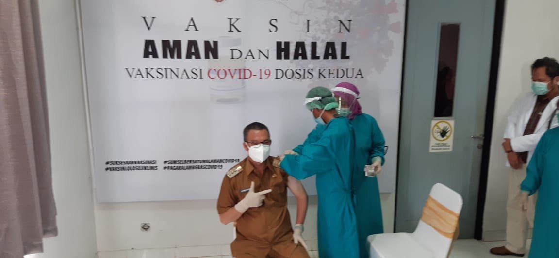 wako-pagaralam-didampingi-istri-lakukan-vaksin-ke-dua-masyarakat-diminta-jangan-lagi-ada-penolakan-220806y-rev1.jpg