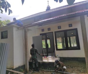 kompak-dengan-warga-satgas-yonif-642-laksanakan-karya-bakti-perehaban-surau-2208061-rev1.jpg