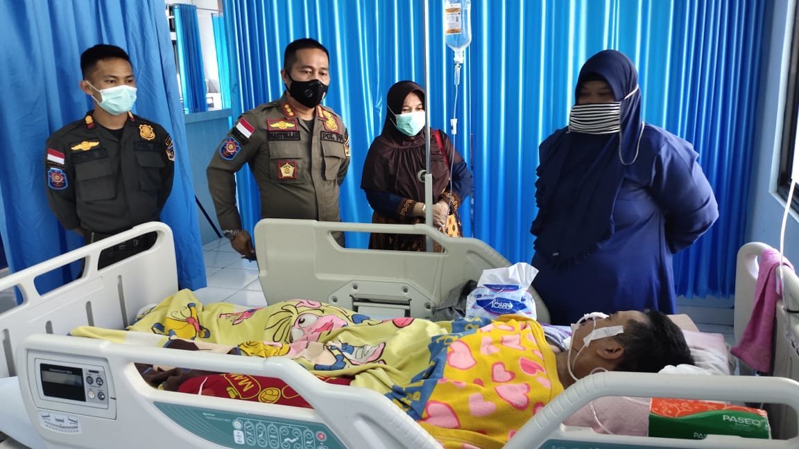 perduli-wartawan-kasat-pol-pp-pagaralam-kunjungi-ilham-di-icu-2208064-rev1.jpg