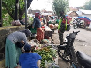 antisipasi-lonjakan-harga-sembaku-babinsa-botosengon-monitoring-pasar-tradisional-220806z-rev2.jpg