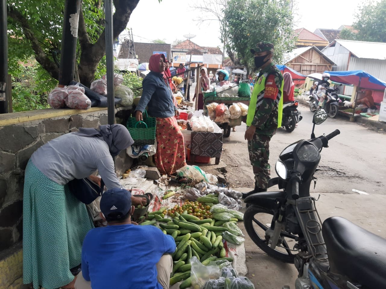 antisipasi-lonjakan-harga-sembaku-babinsa-botosengon-monitoring-pasar-tradisional-220806z-rev2.jpg