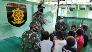 luangkan-waktu-bermain-anak-nafri-kunjungi-pos-satgas-413-kostrad-untuk-belajar-220806e-rev2.jpg