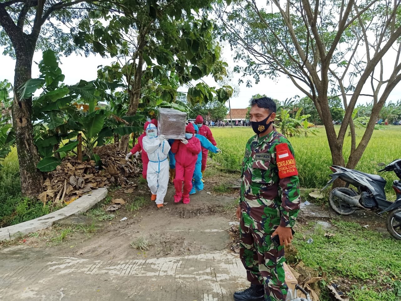 babinsa-koramil-03-wonosalam-dampingi-pemakaman-warga-dengan-prosedur-covid-19-220806n-rev2.jpg