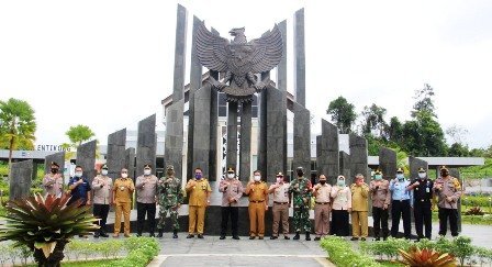 sinergitasdankolaborasi-lindungi-batas-negeri-dansatgas-yonif-642kapuas-hadiri-rakorbersama-polri-dan-ciq-220806z-rev2.jpg