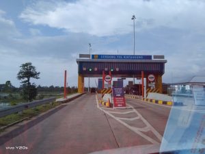 jalan-tol-simpang-pematang-kayu-agung-banyak-yang-berlubang-pengguna-ngeluh-220806y-rev2.jpg