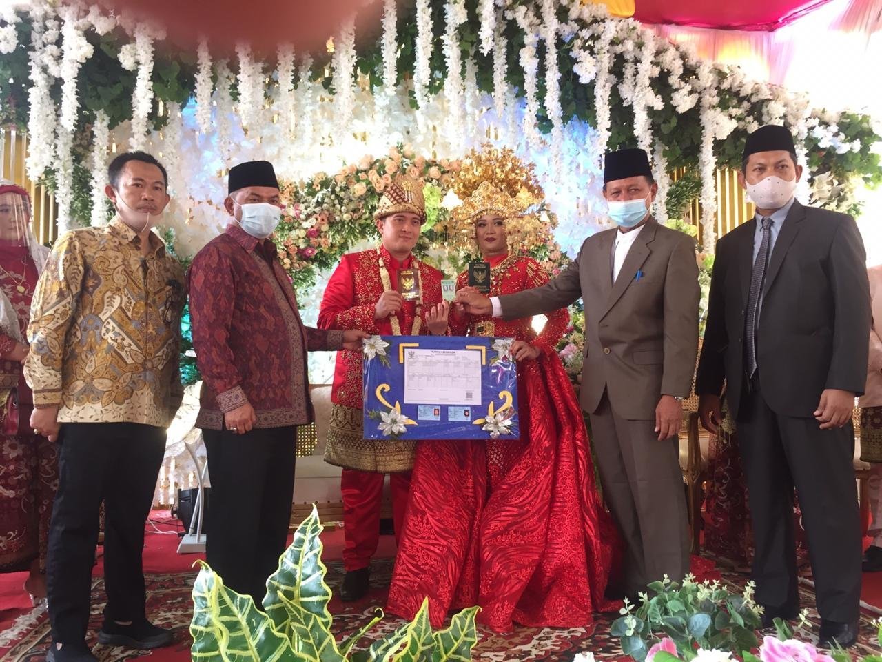 makin-bahagia-pasangan-pengantin-di-oki-tak-perlu-lagi-repot-urus-dokumen-kependudukan-220806n-rev2.jpg