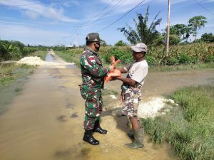 terdampak-banjir-kampung-yowong-terima-bantuan-sembako-dari-satgas-413-kostrad-220806o-rev1.jpg