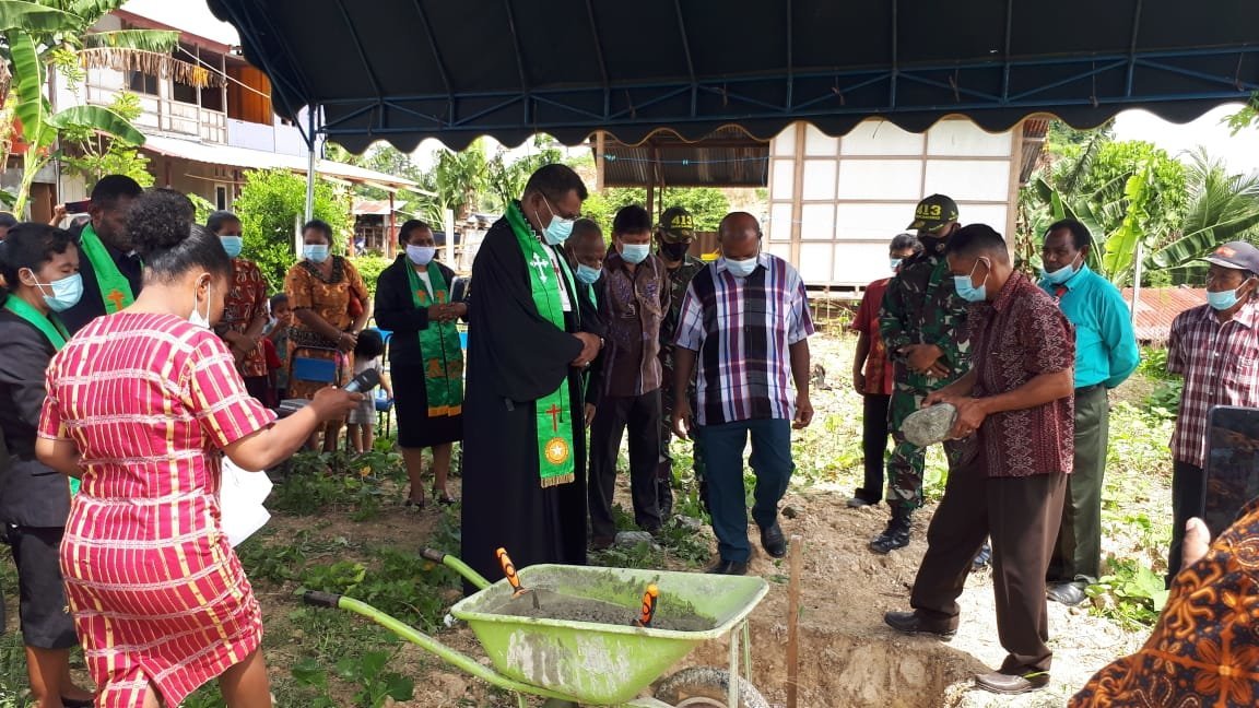 hadir-dalam-peletakan-batu-pertama-satgas-yonif-mr-413-kostrad-siap-bantu-bangun-gereja-di-koya-koso-220806r-rev1.jpg