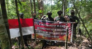 menjaga-batas-negara-satgas-pamtas-ri-malaysia-yonif-642-laksanakan-patroli-patok-perbatasan-2208067-rev1.jpg