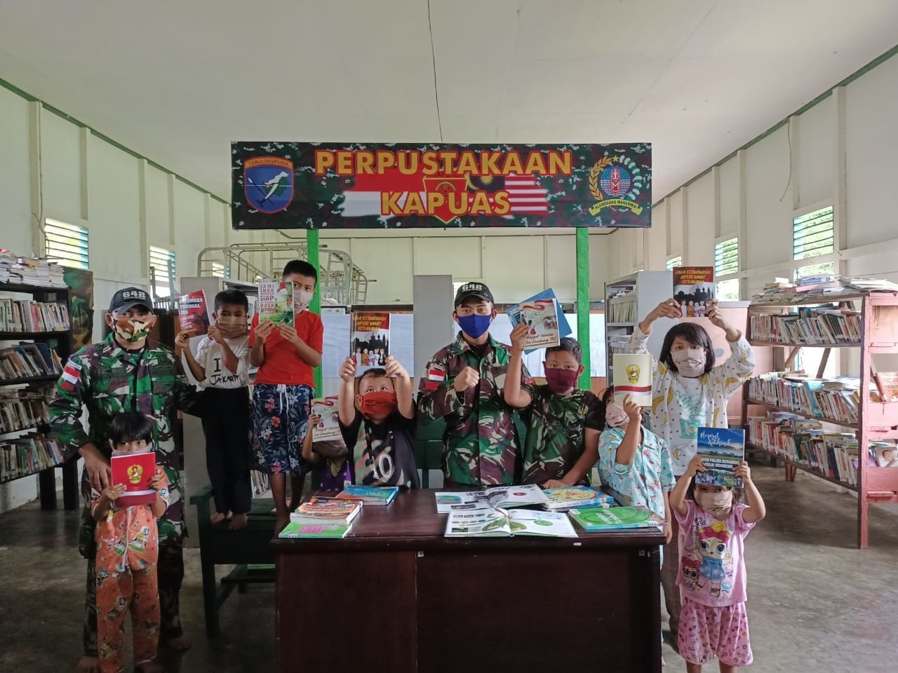 satgas-pamtas-yonif-642kapuas-buka-perpustakaan-mini-bagi-anak-anak-2208061-rev2.jpg