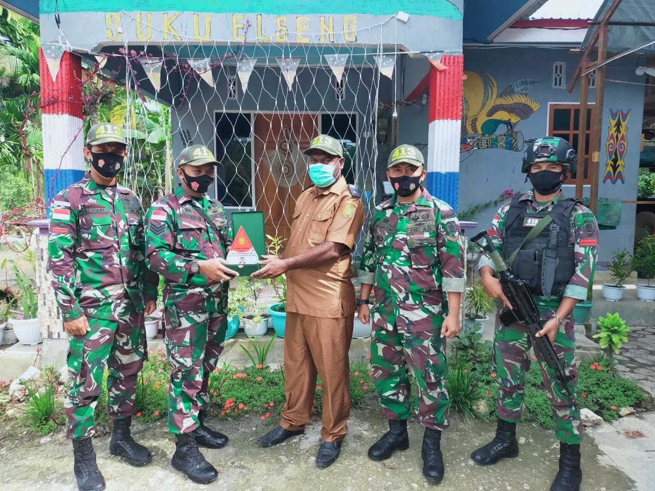 jelang-purna-tugas-satgas-yonif-mr-413-kostrad-berikan-masyarakat-cinderamata-berupa-topi-dan-plakat-220806m-rev2.jpg