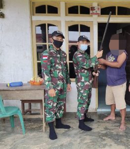 satu-pucuk-senjata-api-kembali-diserahkan-warga-perbatasan-indonesia-malaysia-kepada-satgas-yonif-642kapuas-220806l-rev2.jpg