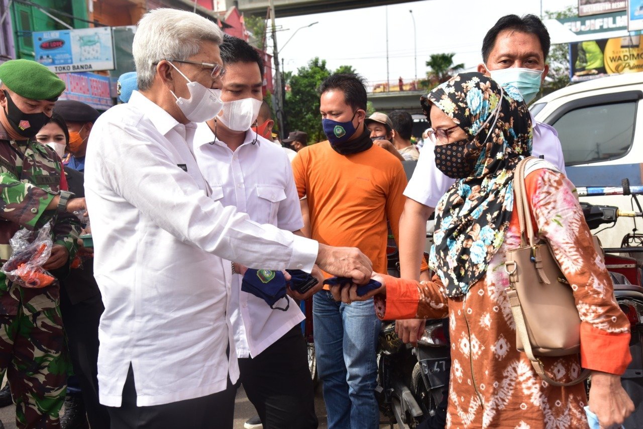 wagub-mawardi-yahya-bagi-bagi-masker-di-pasar-16-ilir-palembang-220806z-rev2.jpg