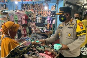 polresta-sidoarjo-masifkan-gerakan-pakai-masker-ke-pedagang-220806d-rev2.jpg
