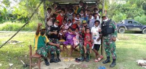 hebat-ini-bukti-kedekatan-satgas-yonif-mr-413-kostrad-dengan-anak-perbatasan-ri-png-yang-tak-terpisahkan-2208064-rev1.jpg
