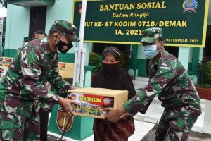 peringati-hut-ke-67-kodim-0716demak-bagikan-puluhan-paket-sembako-220806k-rev1.jpg