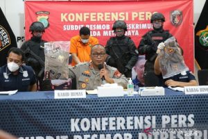 dipecat-di-polda-sumsel-berpangkat-briptu-sh-lalu-muncul-berbaju-dinas-pangkat-akbp-tugas-di-mabes-polri-220806n-rev2.jpg