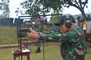 tingkatkan-dan-pelihara-kemampuan-pangdamxviicenderawasih-latihan-menembak-pistol-dengan-pejabat-kodam-2208068-rev2.jpg