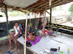 sakit-malaria-kedua-anak-papua-dilarikan-ke-pos-kesehatan-satgas-yonif-mr-413-220806p-rev1.jpg