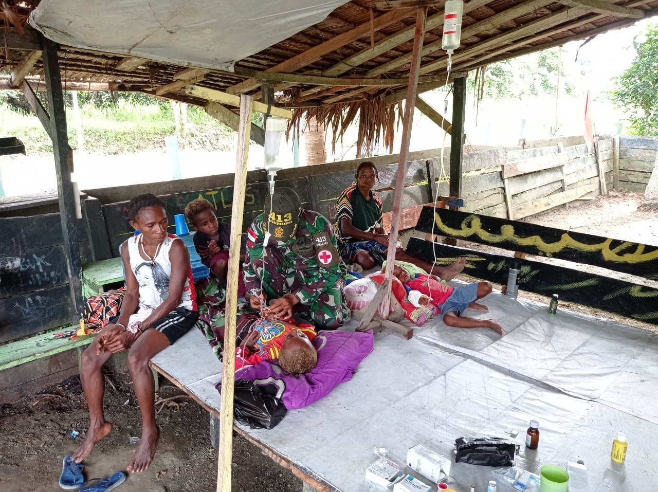 sakit-malaria-kedua-anak-papua-dilarikan-ke-pos-kesehatan-satgas-yonif-mr-413-220806p-rev1.jpg