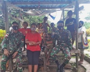 hibur-anak-perbatasan-ri-png-satgas-yonif-mr-413-kostrad-berikan-gula-gula-2208061-rev1.jpg