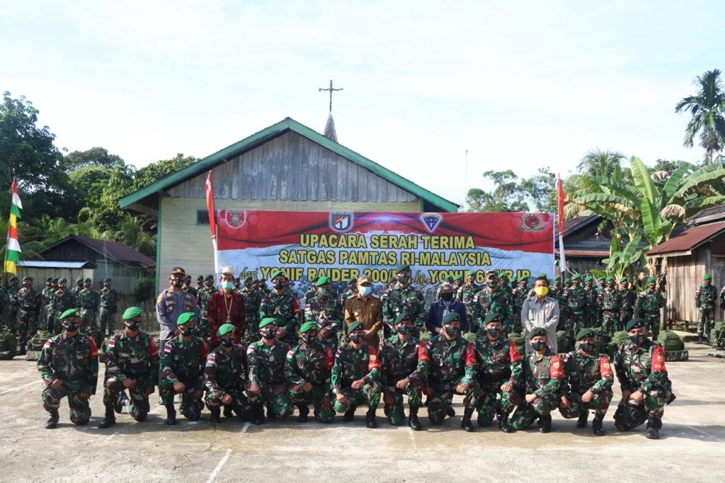 upacara-alih-kodal-satgas-pamtas-ri-mly-yonif-raider-200bn-dengan-yonif-614rjp-2208063-rev1.jpg