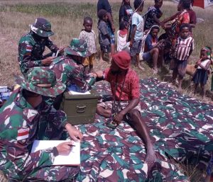 pelayanan-pengobatan-keliling-bukti-kepedulian-satgas-pamrahwan-yonif-756wms-pada-kesehatan-masyarakat-2208069-rev2.jpg