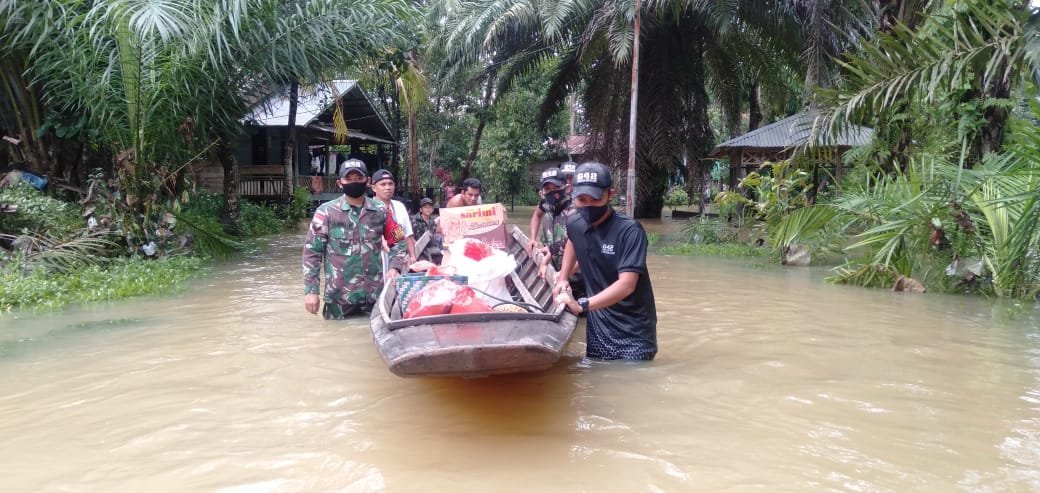 satgaspamtasyonif-642bersama-polisi-dan-pemerintah-desa-salurkan-bantuan-bagi-korban-banjir-220806n-rev2.jpg