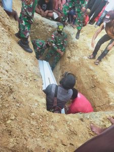 turut-bela-sungkawa-satgas-yonif-mr-413-bantu-proses-pemakaman-warga-perbatasan-ri-png-220806y-rev1.jpg
