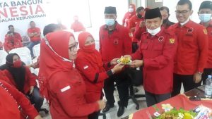 rayakan-hut-ke-48-pdip-oki-ikuti-daring-dan-potong-tumpeng-220806z-rev2.jpg