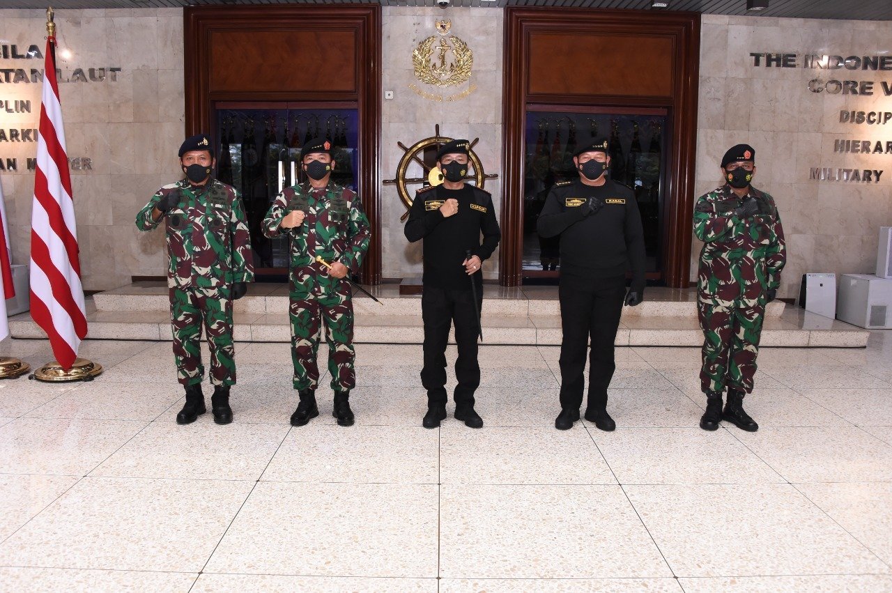 panglima-tni-hadiripenyematanbrevet-hiu-kencanatni-alkepada-kapolri-2208062-rev1.jpg