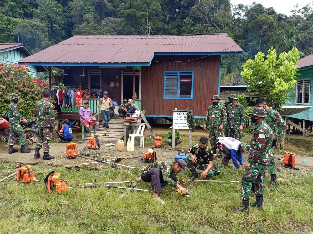 satgas-pamtas-ri-mly-yonif-raider-200bhakti-negara-bersama-warga-membersihkan-lapangan-kampung-220806i-rev1.jpg